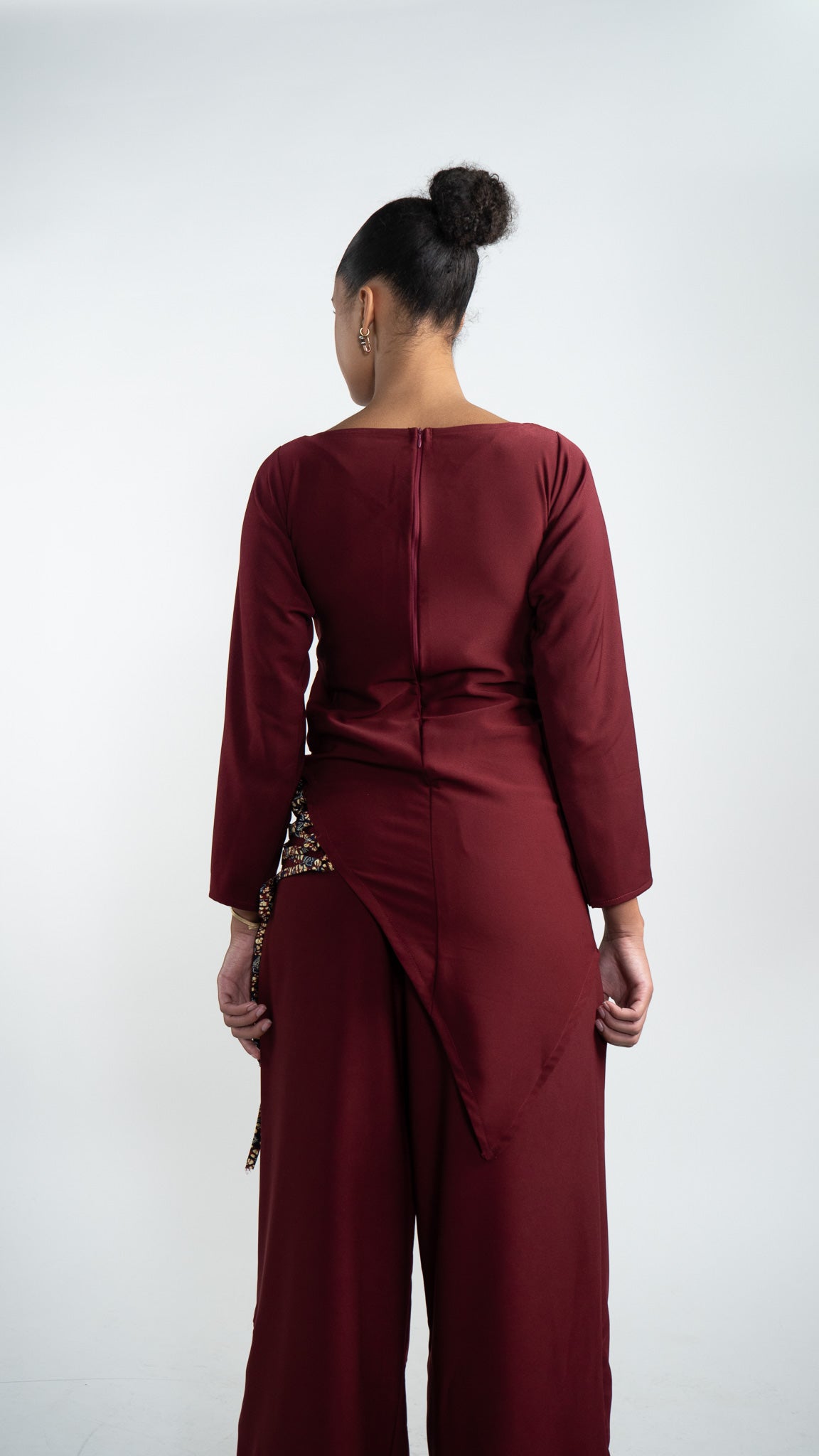 Pantalon Liora-Bordeaux et détails pagne