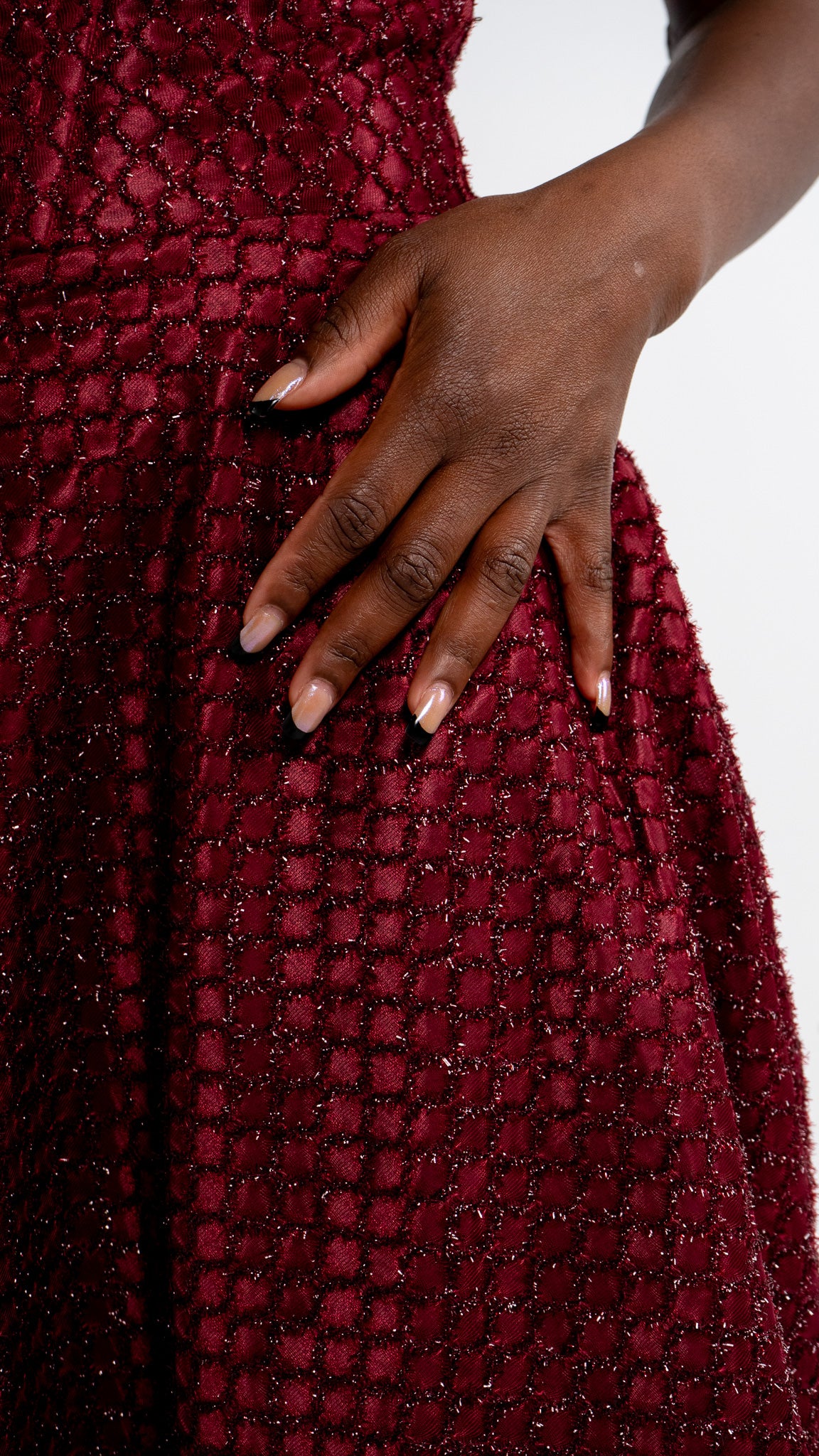 Tissu brocard bordeaux texturé, détail robe Amérah Elynga’a