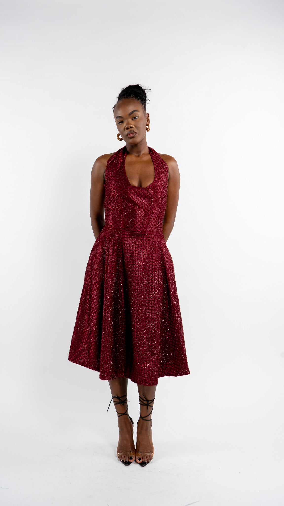 Robe brocard bordeaux Amérah Elynga’a, coupe ajustée mi-longue