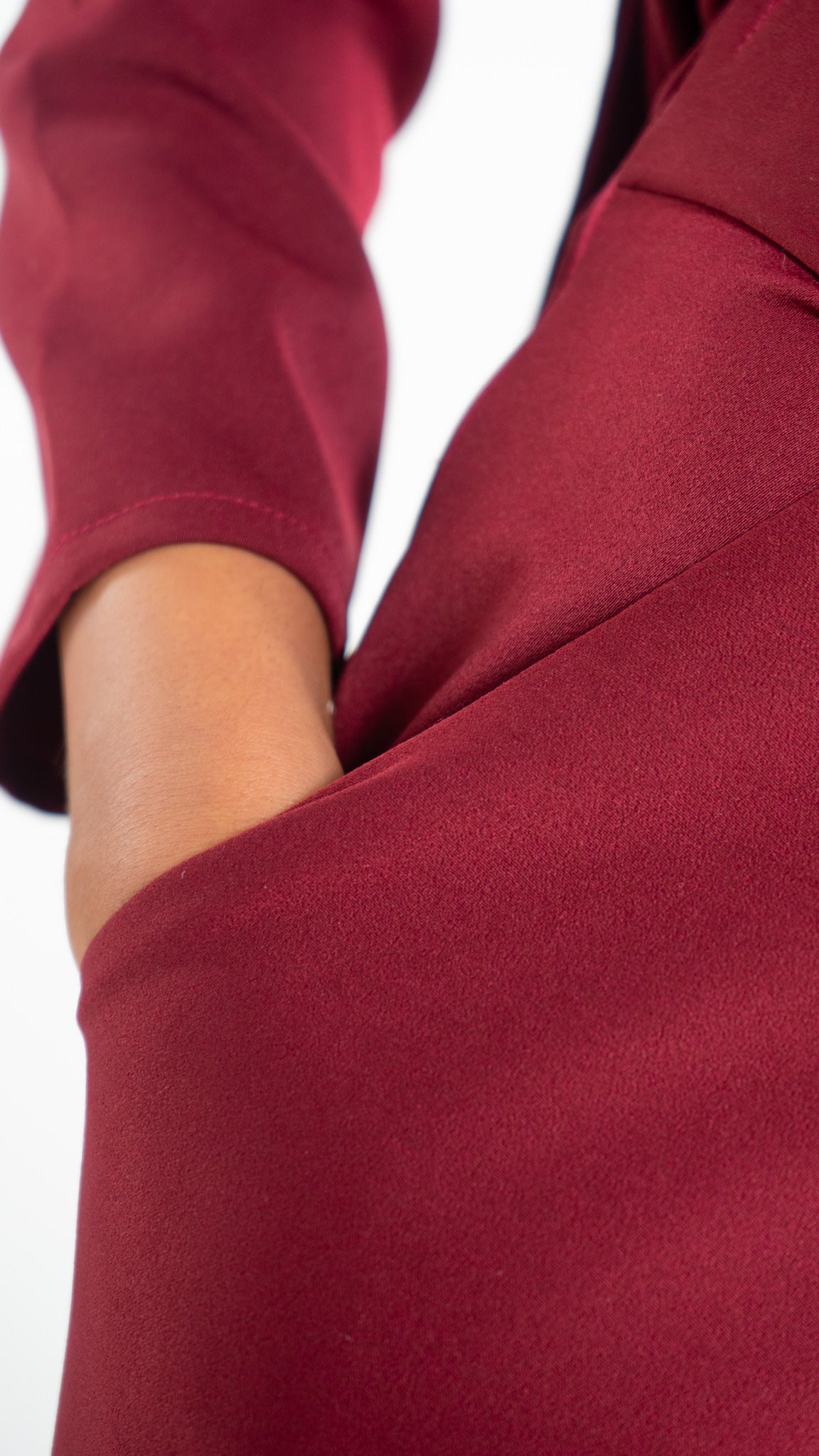 Pantalon Liora-Bordeaux et détails pagne