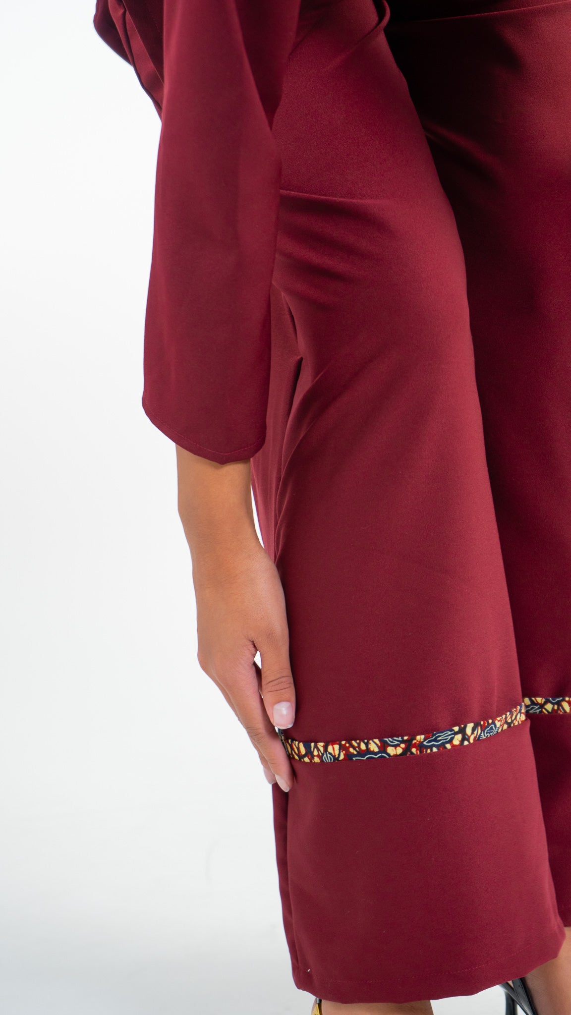 Pantalon Liora-Bordeaux et détails pagne